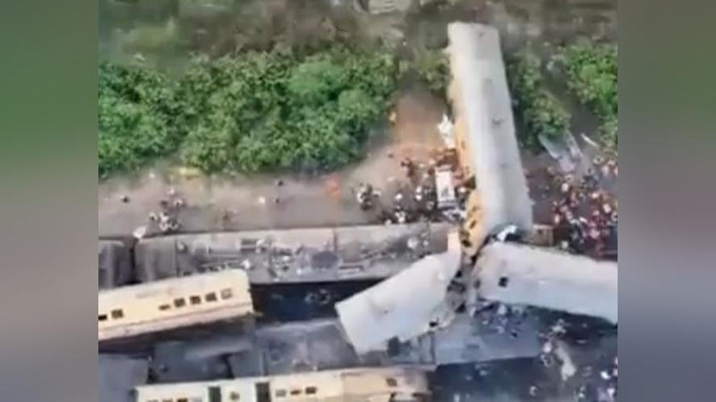 'Hindistonda ikki poezd to`qnashishi oqibatida 13 kishi halok bo`ldi (video)'ning rasmi