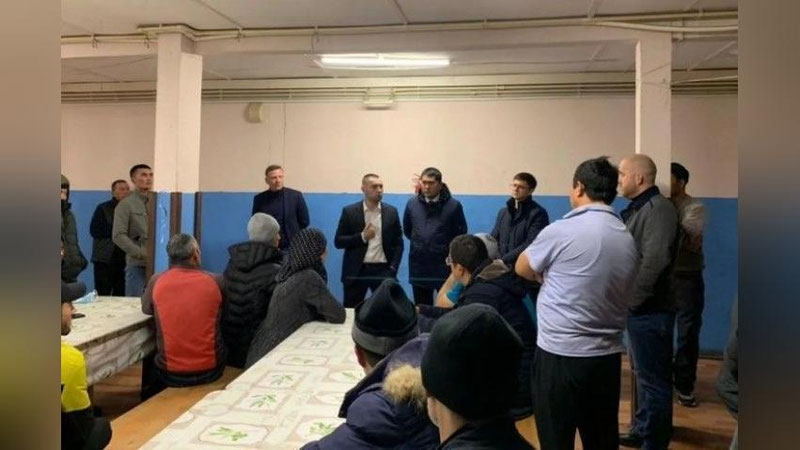 'Rossiyada 2 oy oyliksiz ishlatilgan bir guruh o`zbekistonliklar vatanga qaytarildi'ning rasmi