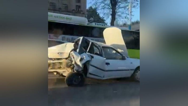 'Toshkentda yo`lovchi avtobus yo`lning qatnov qismida to`xtab turgan Nexia bilan to`qnashdi (video)'ning rasmi