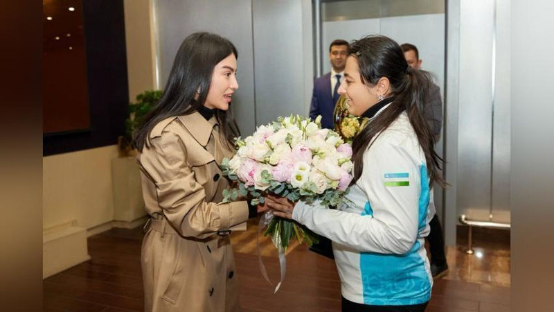 'Саида Мирзиёева аёл шахматчилар орасида биринчи жаҳон чемпиони бўлган Афруза Ҳамдамовани шахсан кутиб олди (видео)'ning rasmi
