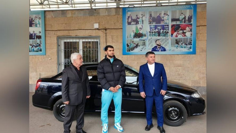 'Акбар Жўраевга Gentra совға қилинди'ning rasmi