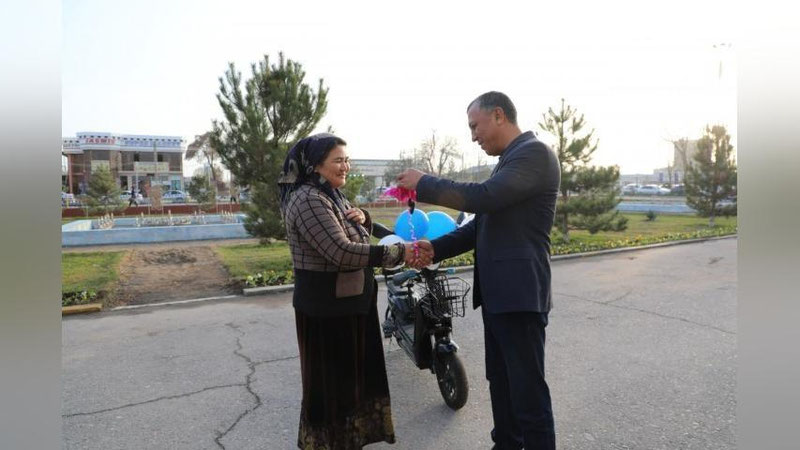 'Ishga eshakda qatnaydigan chiroqchilik hamshiraga Murotjon Azimov skuter sovg`a qildi'ning rasmi