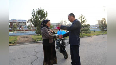 'Ishga eshakda qatnaydigan chiroqchilik hamshiraga Murotjon Azimov skuter sovg`a qildi'ning rasmi