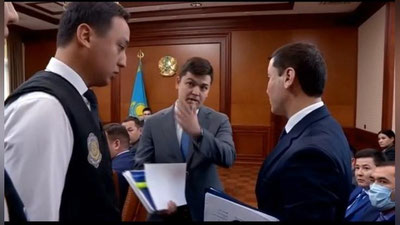 'Qozog`istonda mansabdor yig`ilish vaqtida qo`lga olindi (video)'ning rasmi