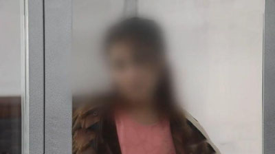 'Samarqandda erining ustiga benzin sepib, yoqib yuborgan ayolga sud hukmi o`qildi'ning rasmi