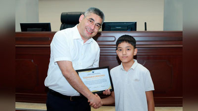 'Солиқ қўмитаси раиси сотувчидан чек сўраб тарсаки еган болага миннатдорлик билдирди'ning rasmi