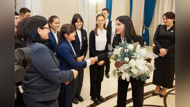 'Саида Мирзиёева Президент Администрациясида “Хорижий тилларни ўқитиш бўйича энг яхши мактаб” танлови ғолиблари билан учрашди'ning rasmi