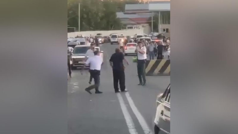 'Toshkent tumanida fuqaro avval boshqa bir fuqaroni pichoqlab, keyin IIB xodimiga hujum qildi (video)'ning rasmi