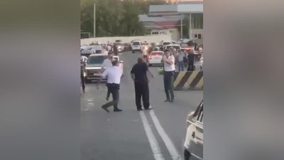 'Toshkent tumanida fuqaro avval boshqa bir fuqaroni pichoqlab, keyin IIB xodimiga hujum qildi (video)'ning rasmi