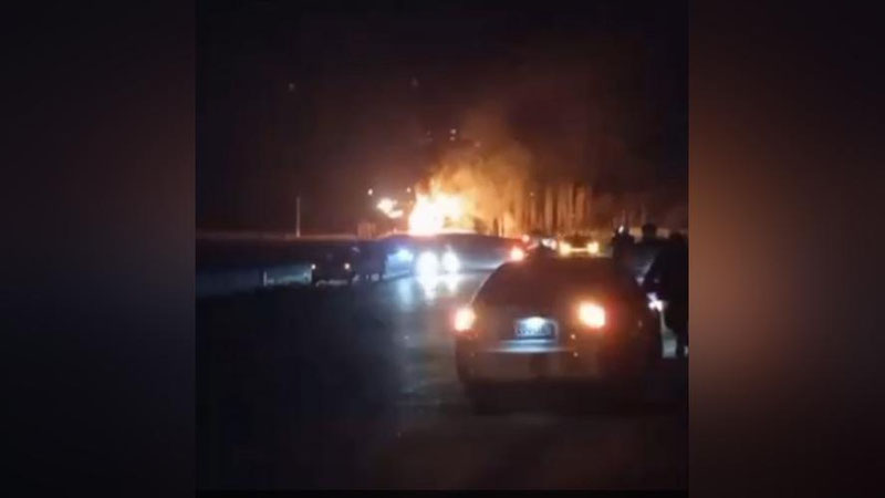 'Piskentda “Damas” va yuk mashinasi to`qnashib, yonib ketdi. 4 kishi halok bo`ldi (video)'ning rasmi