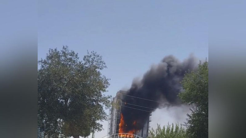 'Buxoroda qurilishi bitmagan 9 qavatli uyda yong`in chiqdi (video)'ning rasmi