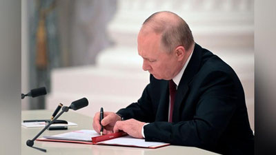 'Putin Rossiyada jinsini almashtirishni taqiqlovchi qonunni imzoladi'ning rasmi