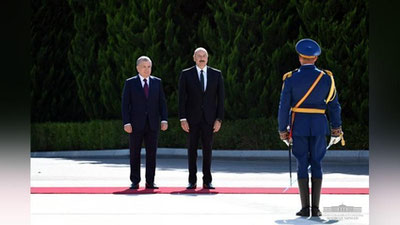 '“Zug`ulba” qarorgohida Shavkat Mirziyoevni rasmiy kutib olish marosimi bo`lib o`tdi'ning rasmi