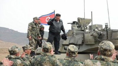'Kim Chen In yangi jangovar tankni sinovdan o`tkazdi'ning rasmi