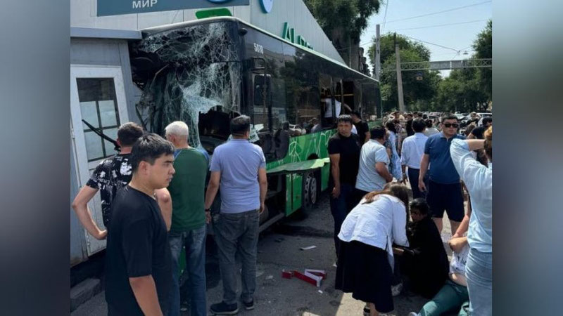 'Olmaotada yo`lovchilari bo`lgan avtobus avtohalokatga uchradi'ning rasmi