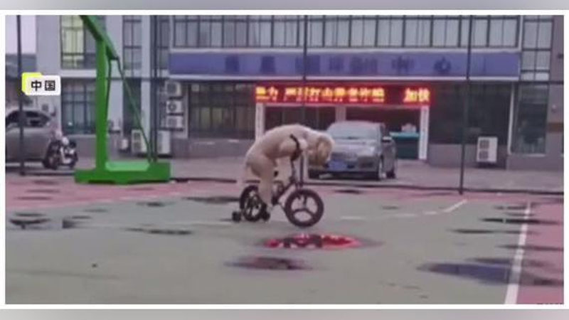 'Хитойда ит велосипед ҳайдашни ўрганиб олди'ning rasmi