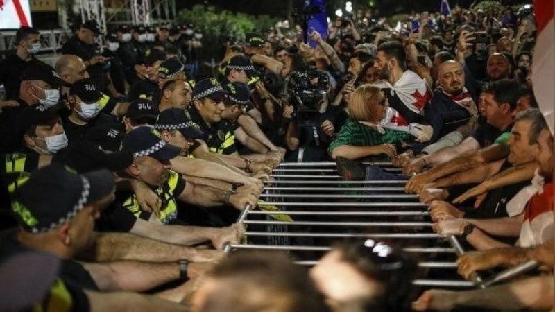 'Tbilisida namoyishlar keskin avj olmoqda'ning rasmi
