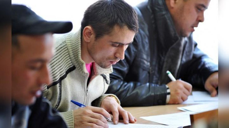 'Rossiyada xorijlik fuqarolar uchun imtihon sifati ustidan nazoratni kuchaytirilmoqda'ning rasmi