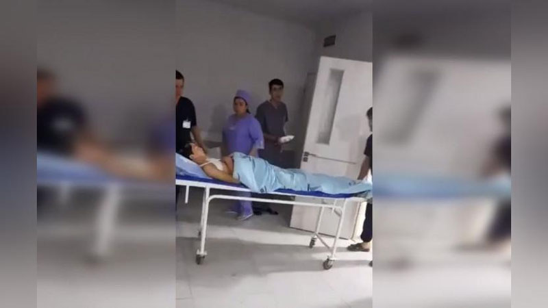 'Yigit sevishini aytganidan so`ng qizning akasi bolani uyiga olib kirib urgan, sochi va qoshini qaychi bilan qirqqan'ning rasmi