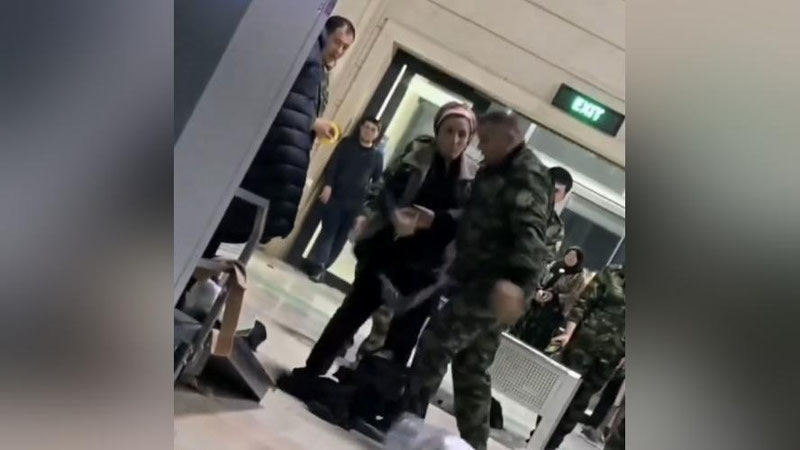 'Andijondagi “Do`stlik” bojxona postida xodim ayolning yuklarini tepib sochib tashladi (video)'ning rasmi