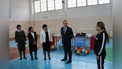 'Jismoniy tarbiya va sport vaziri o`zi o`qigan maktabga kitoblar va sport jihozlarini sovg`a qildi'ning rasmi