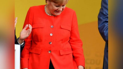 Изрображение 'АНГЕЛУ МЕРКЕЛЬ ЗАБРОСАЛИ ПОМИДОРАМИ НА МИТИНГЕ (ВИДЕО)'