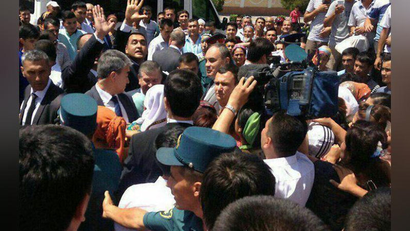 '​ShAVKAT MIRZIYoEV NAMANGAN KO`ChASIDA XALQ IChIGA KIRIB, ODAMLAR BILAN MULOQOT QILDI  'ning rasmi