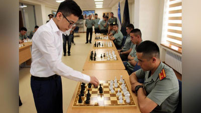 'Grossmeyster Nodirbek Abdusattorov kursantlar bilan dona surdi'ning rasmi