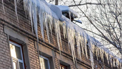 Изрображение 'Рабочий из Узбекистана скончался в Казани из-за рухнувшей глыбы льда'