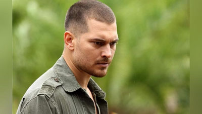 'Chag`otoy Ulusoy va Turkiyaning yana ikki mashhur san`atkori  qamaldi'ning rasmi