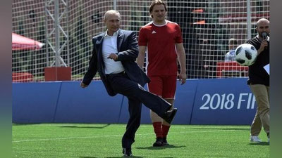 'Putin Qizil maydonda futbol o`ynadi (Video)'ning rasmi