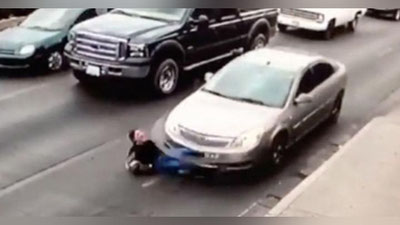 'Baland poshnali tufli kiygan qiz mashina tagida qoldi (Video)'ning rasmi