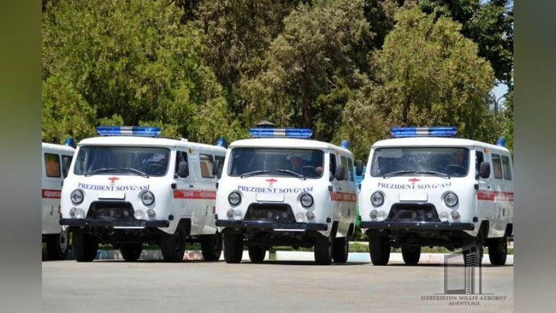 'Olis tumanlarga 15ta “UAZ” rusumli tez tibbiy yordam mashinasi topshirildi'ning rasmi