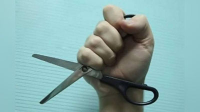 '​Qashqadaryoda kelin qaynotasiga qaychi bilan jarohat etkazdi'ning rasmi