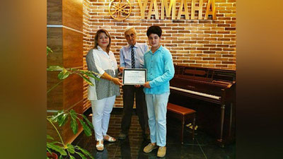 'Eng yosh dirijyor Asadbek Ayubjonovga "YAMAHA” korporasiyasi doimiy homiylik qiladi'ning rasmi
