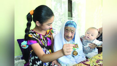 'ЎЗИМИЗНИНГ 118 ЁШЛИ  РЕКОРДЧИ ОНАХОН'ning rasmi