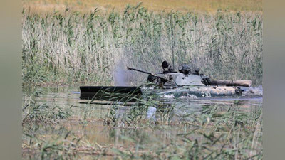 'Suv ostida tanklar: Chirchiqda kursantlar tanklar yordamida suv ostida harkatlanish mashqlarini bajarishdi 'ning rasmi