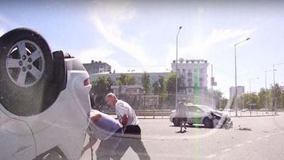 'Samarada YTH ga uchrab, ag`darilgan mashina videoga olindi (Video)'ning rasmi