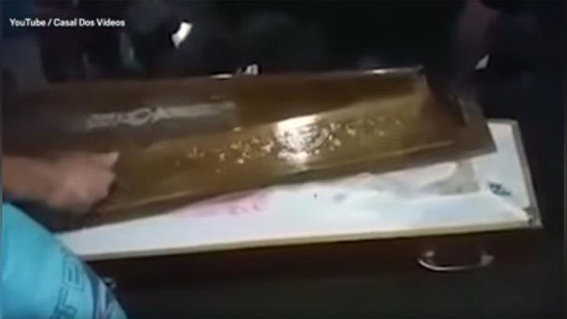 Изрображение 'В БРАЗИЛИИ ЖЕНЩИНУ ПОХОРОНИЛИ ЗАЖИВО (ВИДЕО)'