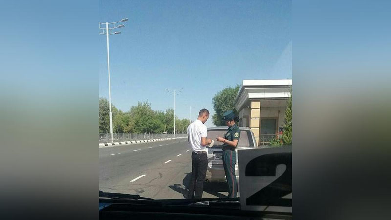 'Nukus yo`llarida ayol YHXB inspektori ishlamoqda'ning rasmi