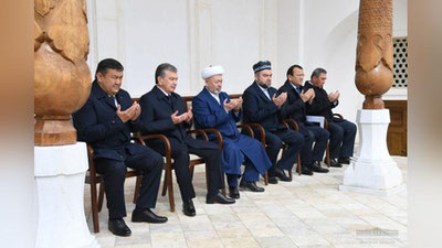 Изрображение 'ПО ПРИЕЗДУ В БУХАРСКУЮ ОБЛАСТЬ ПРЕЗИДЕНТ НАПРАВИЛСЯ В ГИЖДУВАН (ФОТО)'