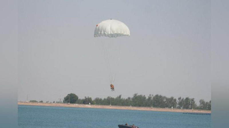 Изрображение 'Узбекские десантники отработали приводнение с парашютами (фото, видео)'