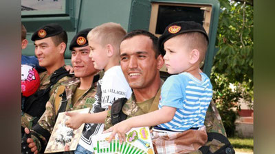 'Kursantlar zirhli texnikalarda ko`ngli o`ksik bolajonlarni o`zgacha tabriklashdi'ning rasmi