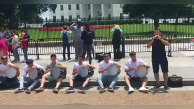 'Ozarboyjonliklar Vashingtondagi Oq uy oldida shou o`tkazishdi (Video)'ning rasmi