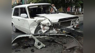 'Иккита ўсмир автомашинани ҳайдаб қочиб, бетон тўсиққа уриб юборган'ning rasmi