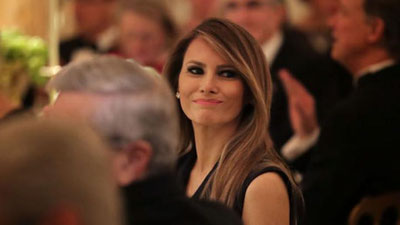 '​Tramp reytingini oshirish yuzasidan rafiqasidan maslahat so`radi'ning rasmi