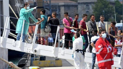 'Sisiliya oroli yaqinida muxojirlar kemasi qutqarildi'ning rasmi