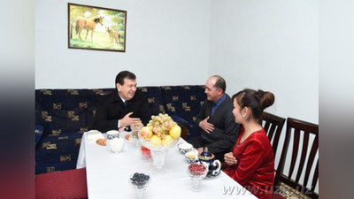 '​Shavkat Mirziyoev yana bir o`zbek xonadonida mehmon bo`ldi'ning rasmi
