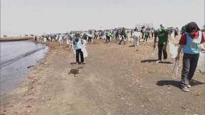 'Yaponiyada plyajlarni chiqindilardan ommaviy tozalash ishlari olib borilmoqda (Video) 'ning rasmi