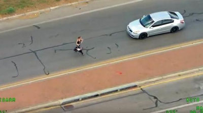 'Go`dak ko`targan ayol mashina o`g`irlamoqchi bo`ldi (Video)'ning rasmi